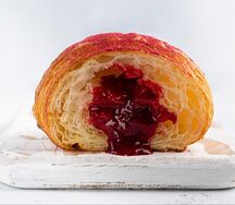 Круассан малиновый 