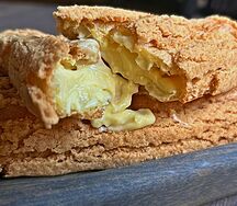 Эклер с ванильным кремом 