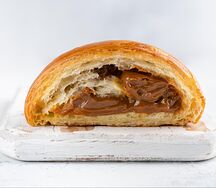 Круассан с варёной сгущёнкой 