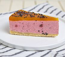 Чизкейк с клубникой и маракуйей