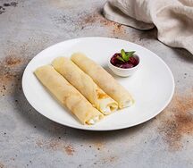Блины с творогом и клубничным соусом
