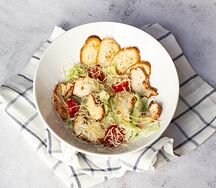 Салат Цезарь с курицей