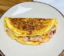 Омлет с томатным соусом и сыром