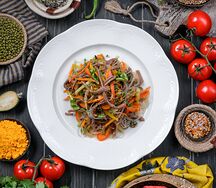 Салат с говядиной и фунчозой