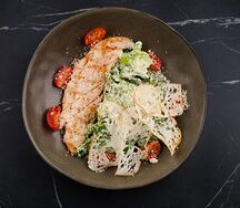 Салат Цезарь с курицей