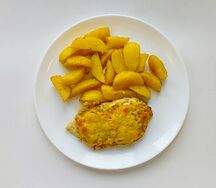 Куриная отбивная под овощами с картофелем по-деревенски
