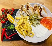 Шаурма арабская на тарелке