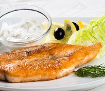 Семга жареная с овощами