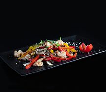 Лапша соба с креветками и овощами