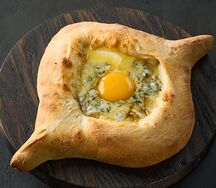 Хачапури по-аджарски с грушей и сыром горгонзола (лодочка)