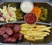 Ланч №2 Копченая говяжья колбаска с пармезаном на тарелке