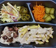 Ланч №1 Копченая буженина под соусом Демиглас на тарелке