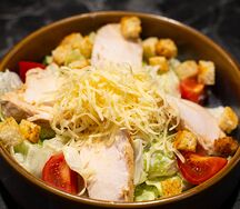 Салат Цезарь с куриной грудкой