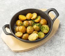 Запечённый бэби-картофель с чесноком 
