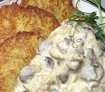 Драники с курицей в сливочном соусе 
