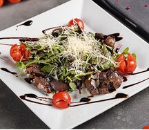 Теплый салат из куриной печени 