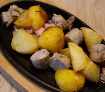 Горячая сковорода с домашними колбасками