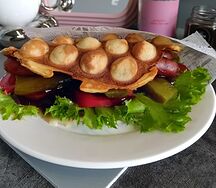 Вафля с охотничьей сосиской