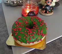 Донат с начинкой из лимона и малины 