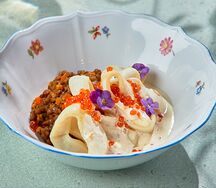 Кальмар с чечевицей и икорным соусом