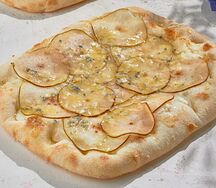 Пицца с грушей и горгонзолой