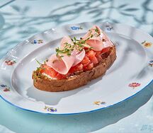 Брускетта с ветчиной и томатами