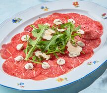 Карпаччо из говядины с трюфельным соусом