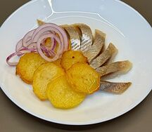 Сельдь по-деревенски с печеным картофелем