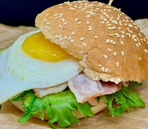 Бургер с беконом и яйцом