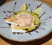 Тартар с лососем и гуакамоле 