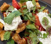 Салат с томатами и хрустящими баклажанами