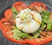 Буррата с томатами Бычье сердце