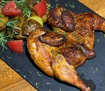 Цыпленок-корнишон с запеченным картофелем и грибами под сливочным соусом