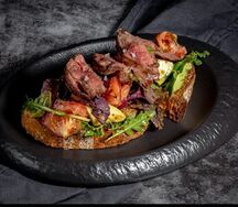 Брускетта с ростбифом 