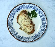 Свинина, запеченная с сыром и помидорами