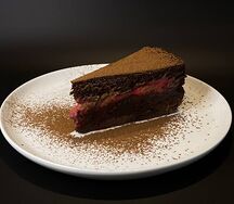 Шоколадный торт с вишней и вишневым курдом без муки