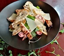 Салат Цезарь с цыпленком