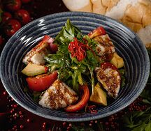 Тёплый салат с авокадо и баклажаном