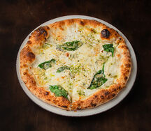 Пицца Четыре сыра с песто и шпинатом