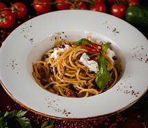 Спагетти с ростбифом и грибами в сливочно-трюфельном соусе