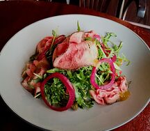 Салат с ростбифом, рукколой и томатами