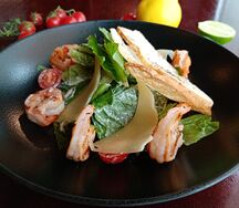 Салат Цезарь с креветками