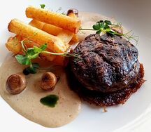 Телячья вырезка с картофелем и сливочно-трюфельным соусом