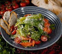 Салат Цезарь с лососем