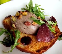 Паштет из утиной печени с пряной грушей