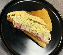 Блин с беконом, моцареллой и соусом