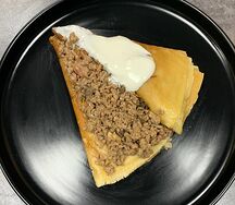 Блин с мясным фаршем и сметаной