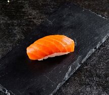 Нигири с лососем