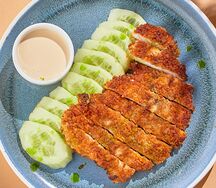 Шницель из индейки с огурцом и устричным соусом