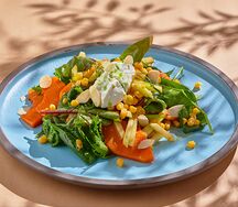 Салат с тыквой, кукурузой, яблоком и сливочным сыром